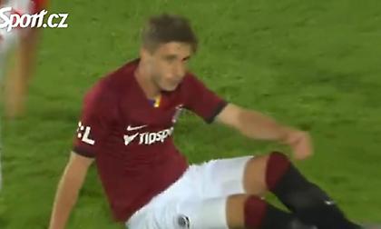 Απίστευτο αυτογκόλ στο ντέρμπι της Τσεχίας (video)