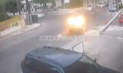 Το βίντεο με οδηγό ΙΧ που χτυπάει μηχανή και εξαφανίζεται