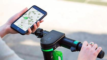 Διασωληνωμένος 23χρονος που χτυπήθηκε από ΙΧ οδηγώντας ηλεκτροκίνητο πατίνι