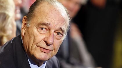 Στο σκοτάδι ο Πύργος του Άιφελ ως φόρος τιμής στον Ζακ Σιράκ