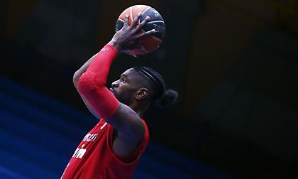 Απίθανο καλάθι του Πολ πίσω από το κέντρο (video)