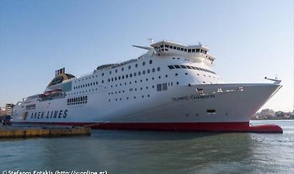 Φωτιά στο επιβατηγό οχηματαγωγό πλοίο Olympic Champion (pic-video)