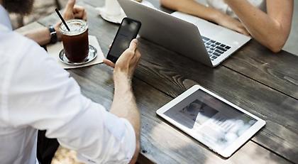 Δείτε τι θα πάθετε αν κοιμάστε με το κινητό δίπλα στο κρεβάτι