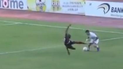 Εγκληματικό τάκλιν στην Ινδονησία τιμωρήθηκε με… απλή κίτρινη (video)