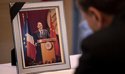 Λαϊκό προσκύνημα για τον Ζακ Σιράκ στη Γαλλία