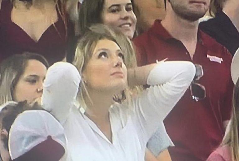 Γυναίκα οπαδός πήγε στο γήπεδο χωρίς παντελόνι (pics)