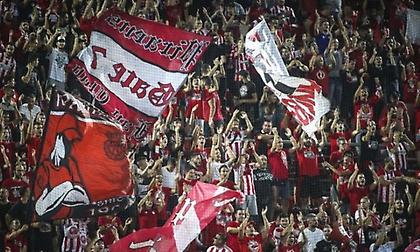 Θερμή υποδοχή στους οργανωμένους του Ολυμπιακού! (pic)