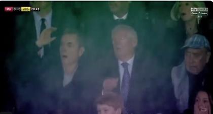 Η στιγμή που ο Σερ Άλεξ πετάχθηκε από την καρέκλα του στο ντέρμπι! (video)