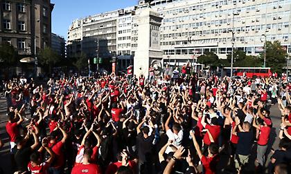 Οπαδοί του Ολυμπιακού και του Ερυθρού Αστέρα μαζί στο κέντρο του Βελιγραδίου (pics)