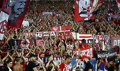 Εντυπωσιακή ατμόσφαιρα στο Βελιγράδι – Οπαδοί των δύο ομάδων τραγουδούν μαζί! (vids)