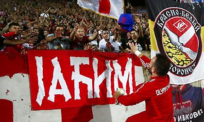 Απίστευτες στιγμές στο τέλος του αγώνα στο Βελιγράδι με οπαδούς και παίκτες! (video)