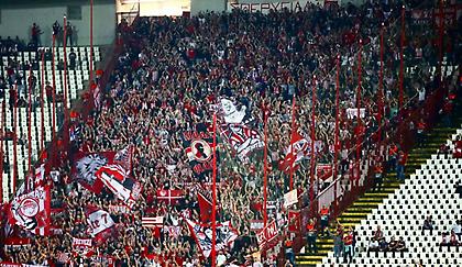 Το «πάρτι» στις εξέδρες και η απογοήτευση μετά την ήττα του Ολυμπιακού στο Βελιγράδι (video)