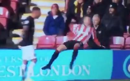 Ο Χαντ έριξε τον Κάνιος πίσω απ' τις διαφημιστικές πινακίδες! (vid)