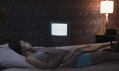 Γιατί δεν πρέπει να κοιμάσαι με ανοικτή την τηλεόραση