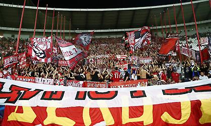 Κλήθηκε σε απολογία από την UEFA ο Ολυμπιακός για ρατσιστικό πανό