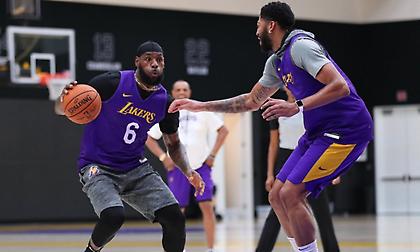 Δοκιμάζουν Λεμπρόν στο «1» και Ντέιβις στο «5» οι Λέικερς