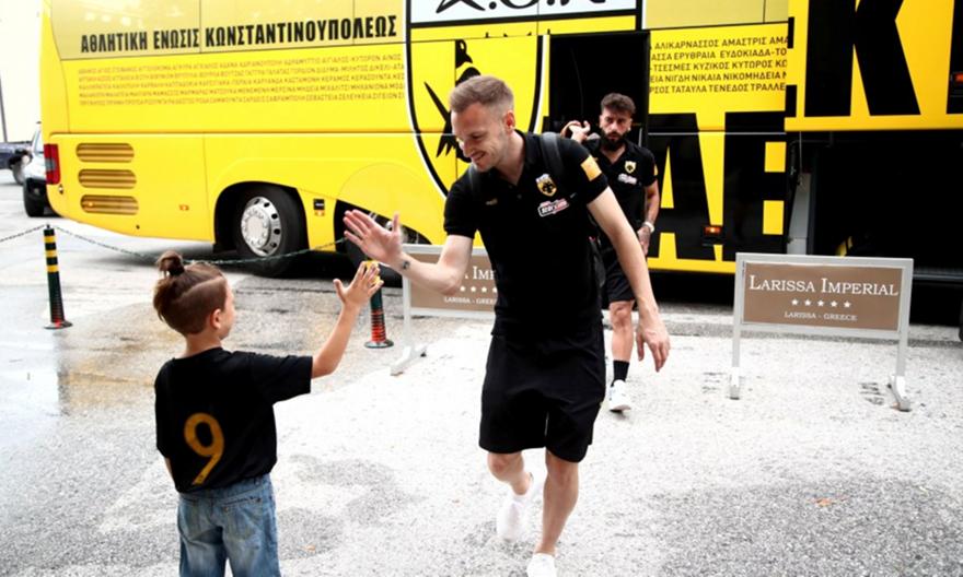 Έφτασε στη Λάρισα η ΑΕΚ (pics)