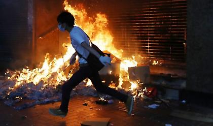 Χονγκ Κονγκ: Νύχτα βίαιων διαδηλώσεων. 14χρονος τραυματίας από αστυνομικά πυρά