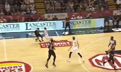 ΛαΜέλο Μπολ: «Ξάπλωσε» δύο φορές τον αντίπαλο στην ίδια φάση! (video)