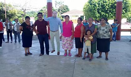 Μεξικό: Δήμαρχος έστειλε χάρτινο ομοίωμά του σε εκδήλωση (pics)