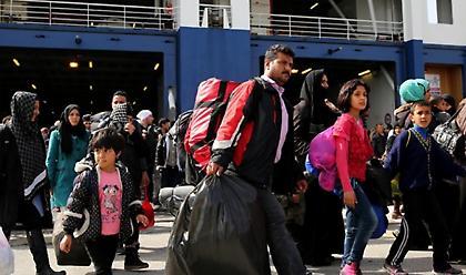 Στην Ελευσίνα το αρματαγωγό «Ικαρία» με 389 μετανάστες από τη Σύμη