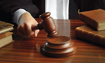 Βίαιη προσαγωγή μαρτύρων και αναβολή στη δίκη για τη «Συμμορία»