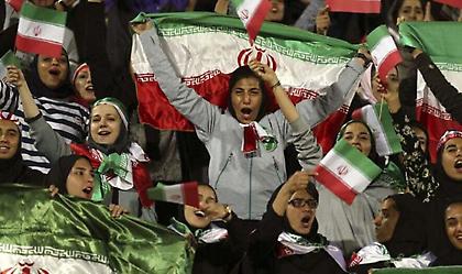 Οριστική η ιστορική επιστροφή των Ιρανών γυναικών στα γήπεδα