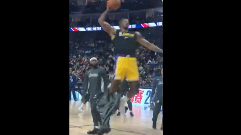 Ο Χάουαρντ πήδηξε για κάρφωμα και… του βγήκε η φόρμα! (video)