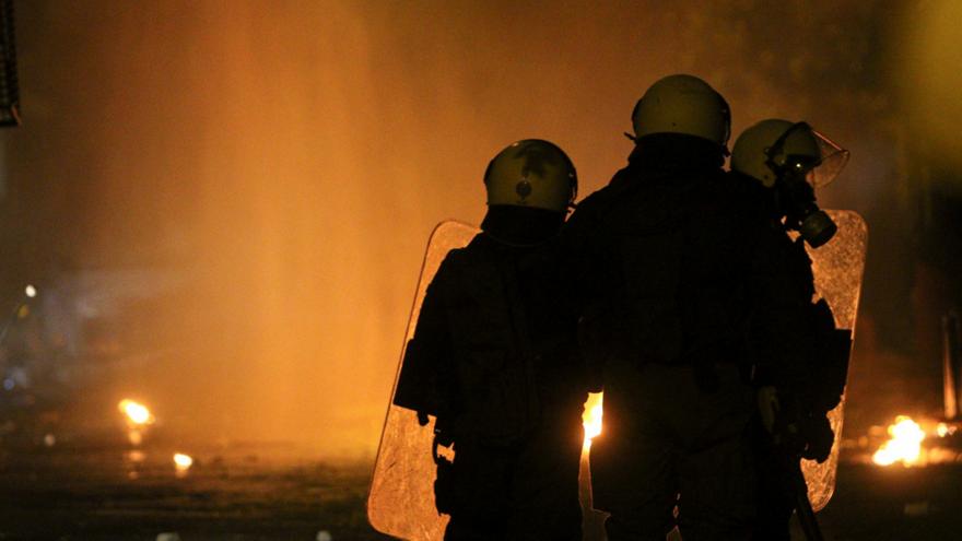 Επίθεση με μολότοφ σε διμοιρία ΜΑΤ στα Εξάρχεια - Αστυνομικός τραυματίας