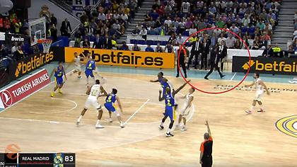 Ο Σφαιρόπουλος ζήτησε τάιμ άουτ πριν δει το τρίποντο του Κάρολ (video)