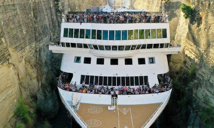 «Έξυσε» τα βράχια: Το μεγαλύτερο υπερωκεάνιο που μπήκε ποτέ στον Ισθμό της Κορίνθου (pics)