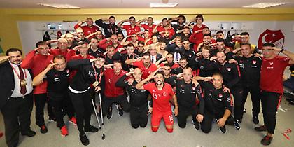 Όλη η εθνική Τουρκίας ποζάρει χαιρετώντας στρατιωτικά! (pic)