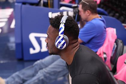 Με ακουστικά... Ελλάδας ο Θ. Αντετοκούνμπο (pic)