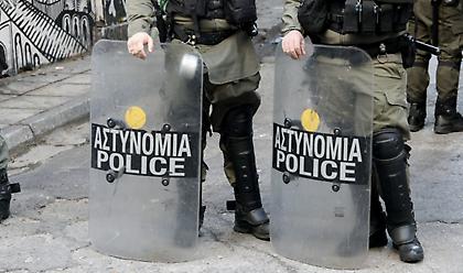 Επίθεση με πέτρες και ξύλα εναντίον διμοιρίας ΜΑΤ στα Εξάρχεια