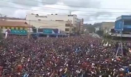 Στους δρόμους όλη η Κένυα για να πανηγυρίσει το ρεκόρ του Κιπτσόγκε (vid)