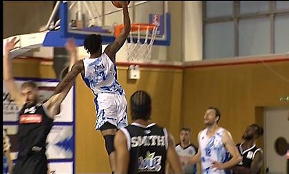 Θεαματικό κάρφωμα του Τζόουνς πάνω στον Σαρικόπουλο