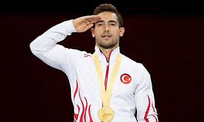 Με στρατιωτικό χαιρετισμό στον εθνικό ύμνο και ο Τσολάκ (video)