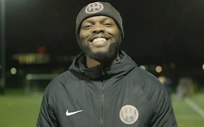 Έκανε 8 χρόνια φυλακή, έφτιαξε ποδοσφαιρική ομάδα, βοηθάει παιδιά και συνεργάζεται με τη Ρόμα! (vid)