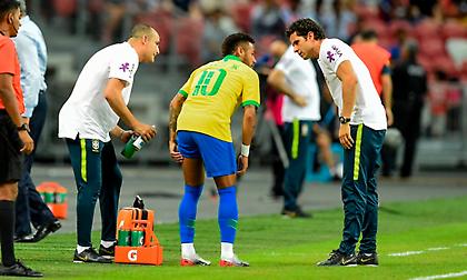 Αποχώρησε τραυματίας από το φιλικό της Βραζιλίας ο Νεϊμάρ