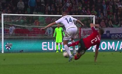 Πήγε με τις τάπες αλλά... γλίτωσε και ο Ούλμερ την κόκκινη! (video)