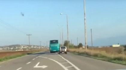 Λαμία: Επικίνδυνος οδηγός λεωφορείου κάνει προσπεράσεις και μανούβρες στο δρόμο (vid)