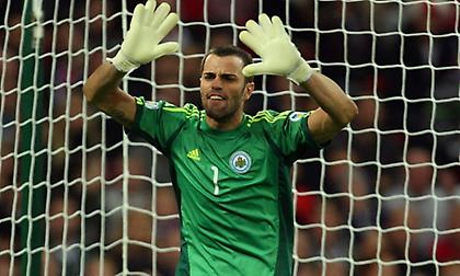 Η γκάφα του τερματοφύλακα του Σαν Μαρίνο: Έπιασε… ατάραχος την μπάλα έξω από την περιοχή (video)