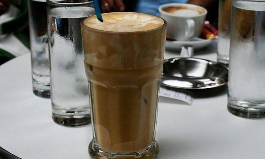 Η μυστική συνταγή του καφενείου που έκανε για μισό αιώνα τον κορυφαίο φραπέ στην Ελλάδα