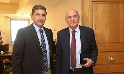 «Κόβει» τον μισθό του Γραμμένου ο Αυγενάκης