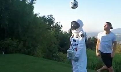 Ντριμπλάρει και... αστροναύτη ο Ζλάταν (video)