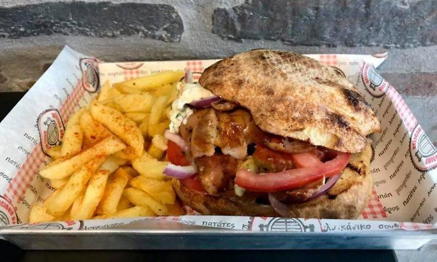 Σαν 3 πιτόγυρα μαζί: Αντέχεις να φας μόνος σου αυτό το έδεσμα;
