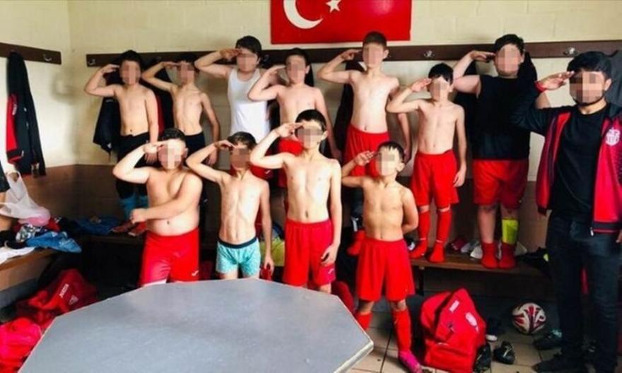 Απίστευτο: Δεκάχρονα ομάδας Τούρκων μεταναστών στο Βέλγιο χαιρετούν στρατιωτικά!