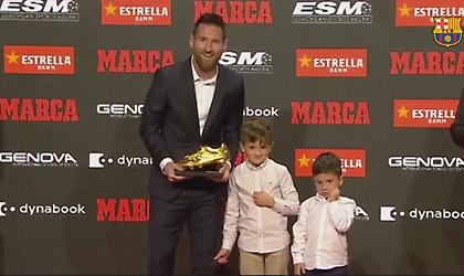 Ο Μέσι παρέλαβε το έκτο χρυσό παπούτσι από τους γιους του (video)