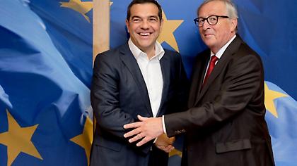 Τσίπρας σε Γιούνκερ: Να αρχίσουν οι ενταξιακές διαπραγματεύσεις με την Β. Μακεδονία