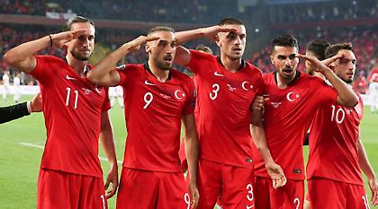 Αν όμως βγάλεις τη φανέλα… παίρνεις κίτρινη!